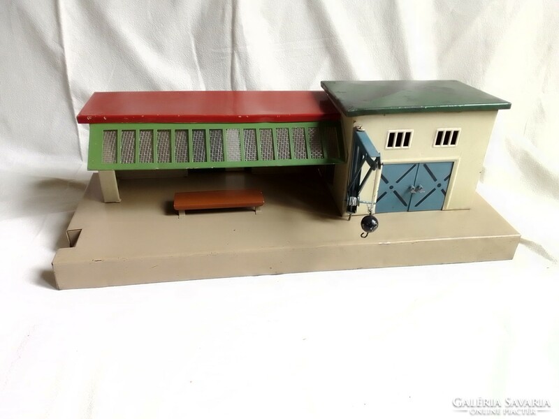 Antique old Kibri 0 model railway station baggage loading crane building us zone 1945-49 field table