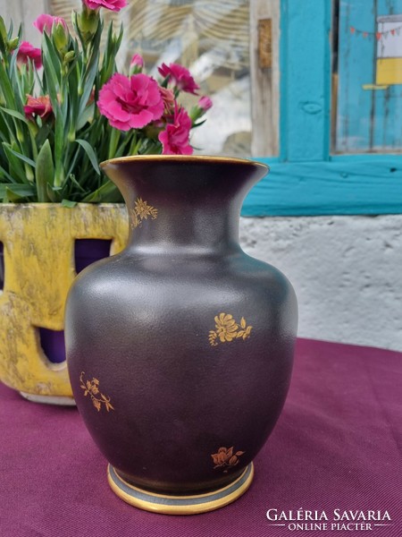 Hollóházi porcelán váza fekete és arany virágos