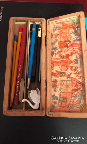 Retro wooden pen holder