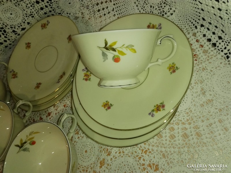 Porcelain, butter-colored tea... 6 plates, 4 cups.