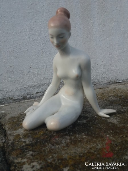Aquincum, térdeplő akt, figurális porcelán