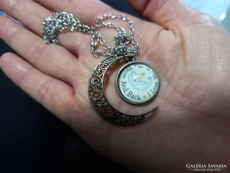 Bronz és ezüstözött  medálok, ornamentalis mintájú üveglencsés amulettek