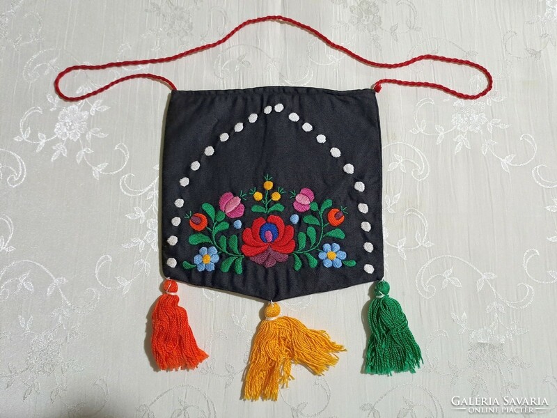 Shoulder bag embroidered with Kalocsa pattern, bag 17 x 16-17 cm