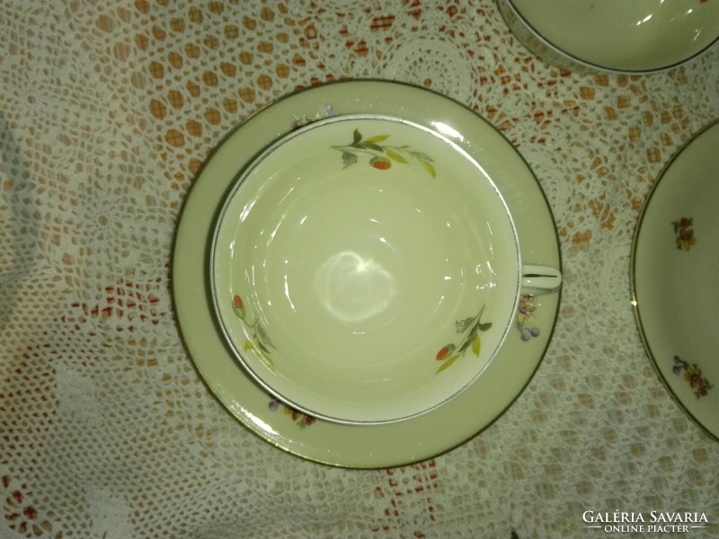 Porcelain, butter-colored tea... 6 plates, 4 cups.