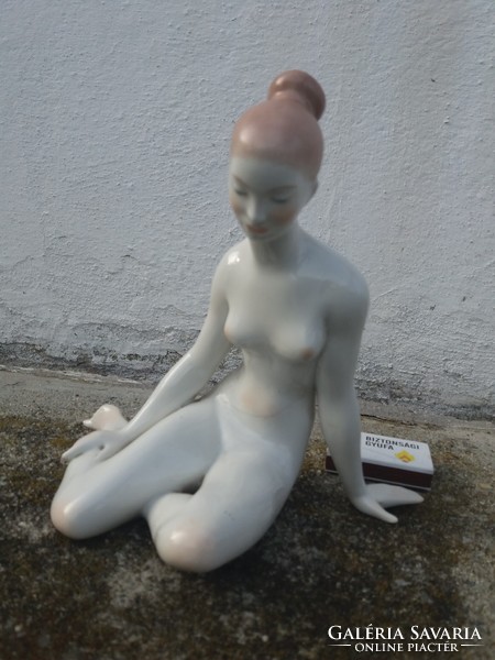 Aquincum, kneeling nude, figural porcelain