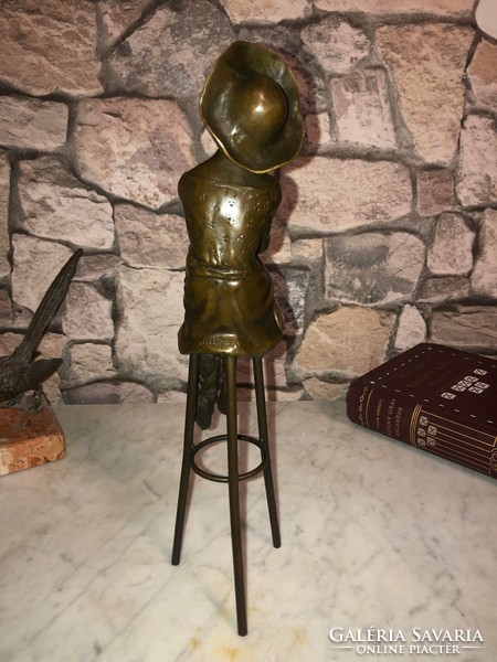 ﻿Bronze female statue bar lady