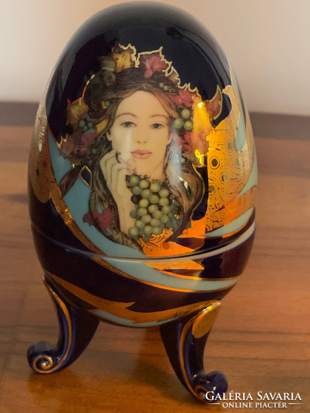 Hóllóháza porcelain egg designed by Miklós Faragó with 