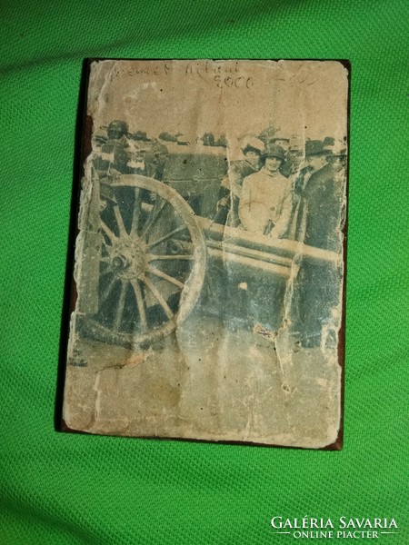 Antik zsebben hordott katonadoboz fém alap újságkivágásokkal díszítve a képek szerint .