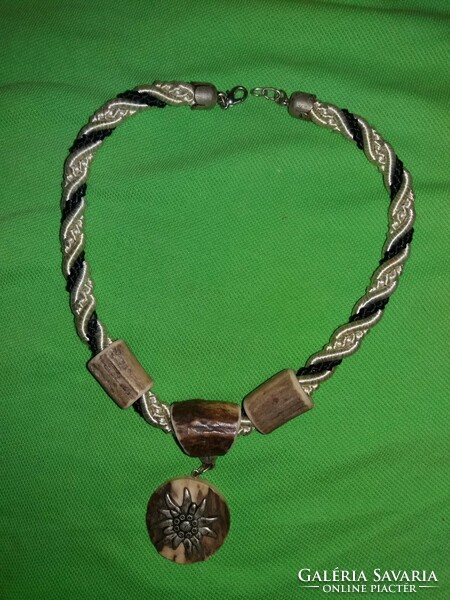 Antik szarvasabancs selyemzsinór kombinált kézműves ékszer nyaklánc medállal a képek szerint .