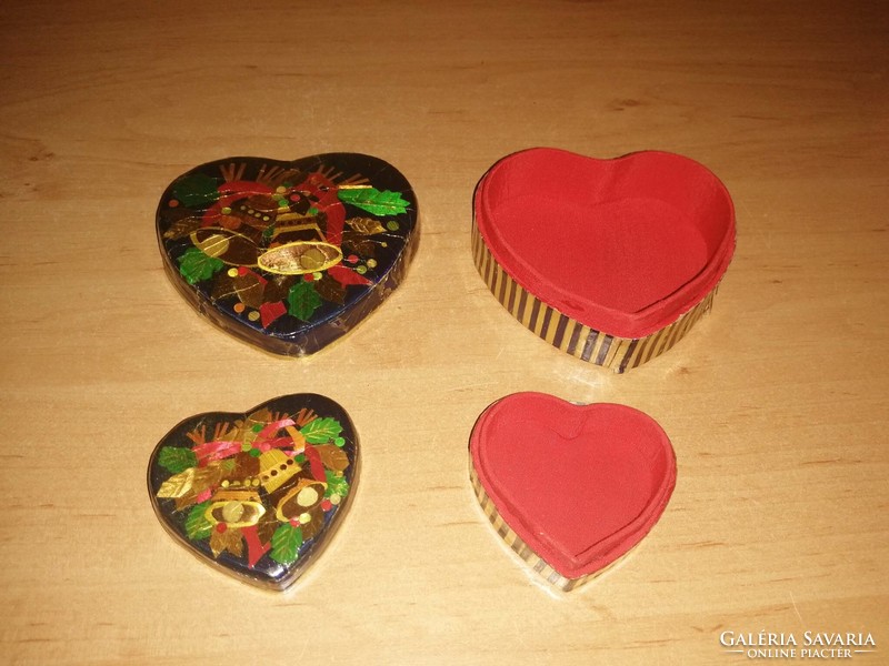 2 heart-shaped paper boxes can be placed inside each other