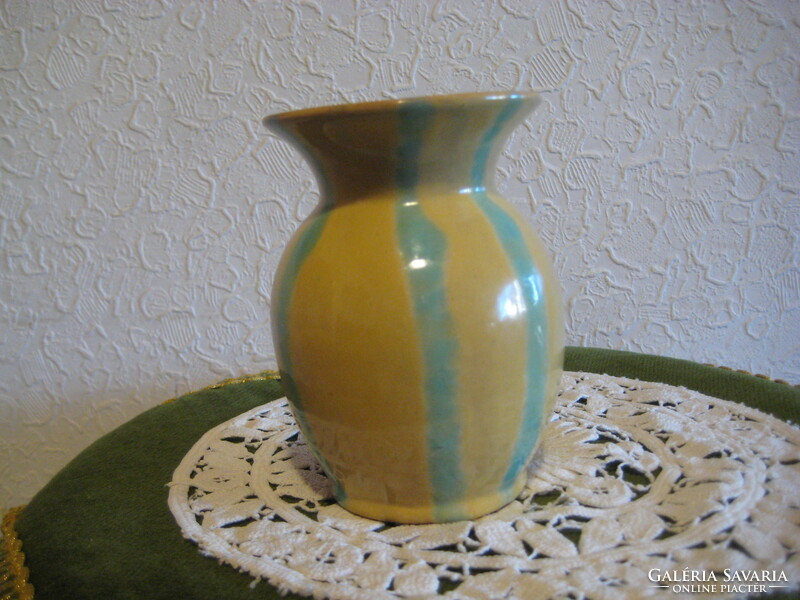 EVK   Egri Vár Kerámia  1949    , szilke , váza  , 11 cm jó állapot