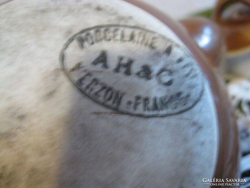 Francia   AH&C  majolika  mokkás kiöntő , szép lüszter fényű  15 x 11 cm