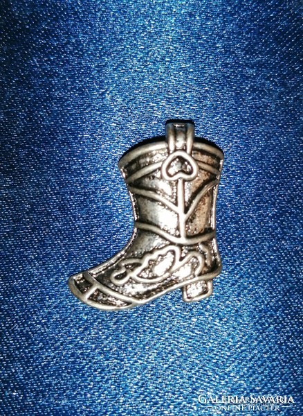 Cowboy boots with metal pendant