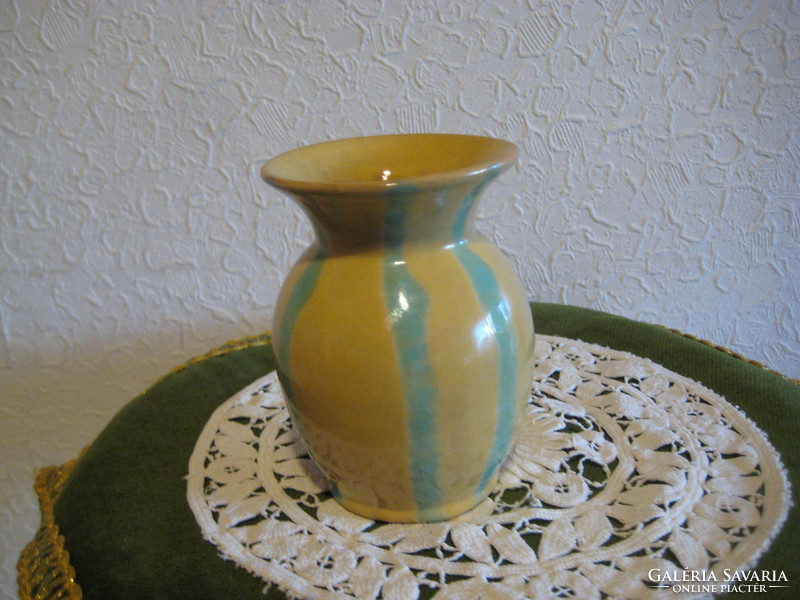 EVK   Egri Vár Kerámia  1949    , szilke , váza  , 11 cm jó állapot