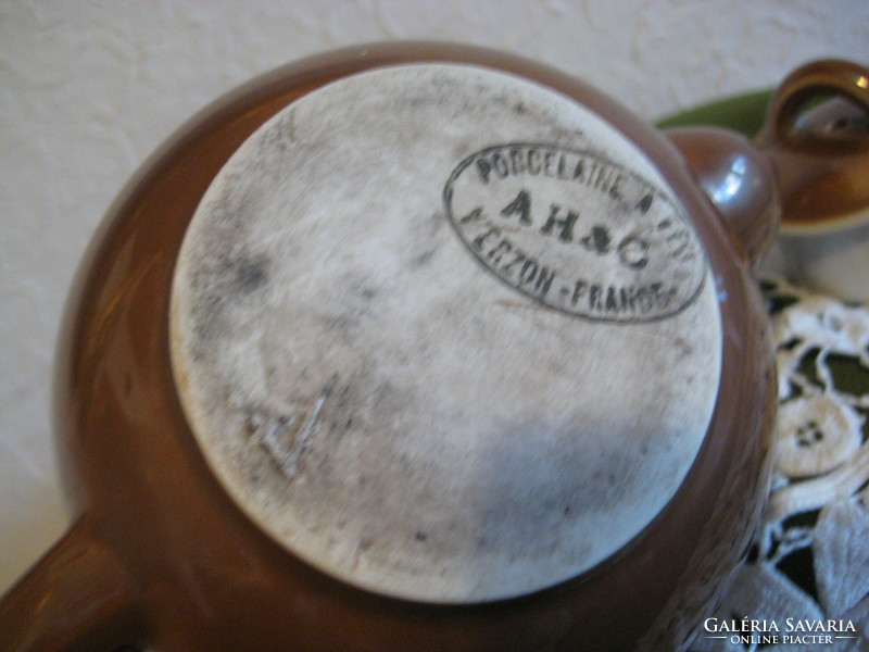 Francia   AH&C  majolika  mokkás kiöntő , szép lüszter fényű  15 x 11 cm