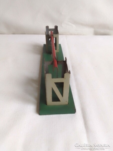 Antik régi útlezáró elem sorompó 0-ás vasút vonat modellhez terepasztal lemezjáték kiegészítő elem