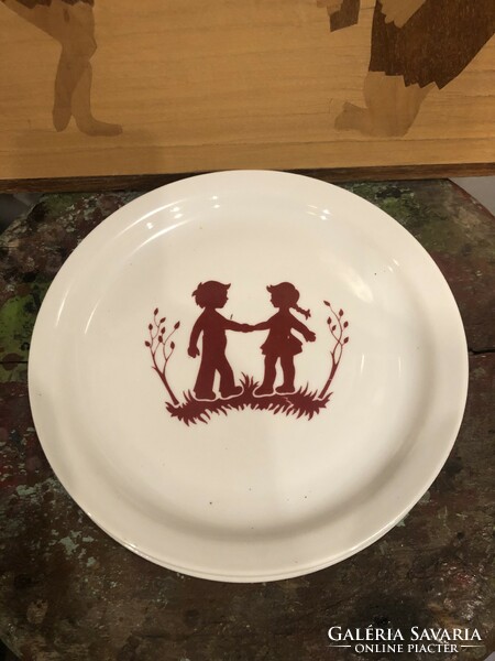 Zsolnay children's patterned plate in perfect condition. The auction is for one piece.
