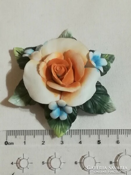 Kézműves porcelán rózsa mágnessel, ajándéktárgy, hűtőmágnes. 5 cm.