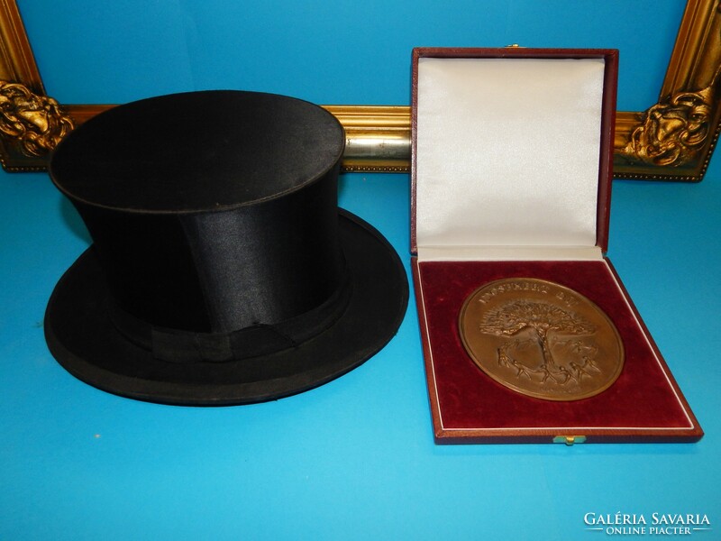 Large 12.5 cm, 388 g bronze plaque in box, excellent condition
