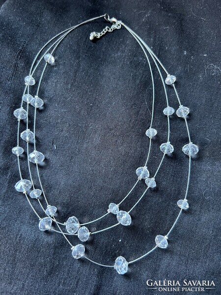 Ezüst színű fém szálra fűzött háromsoros üveg hatású csillogó gyöngyös nyaklánc, bizsu