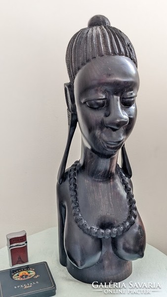 Mői bust made of ebony black African woman ideal