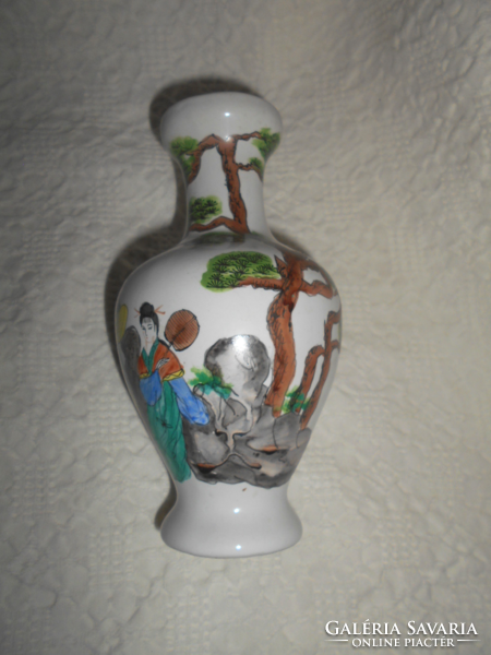 Chinese hand-painted scene vase 16 cm