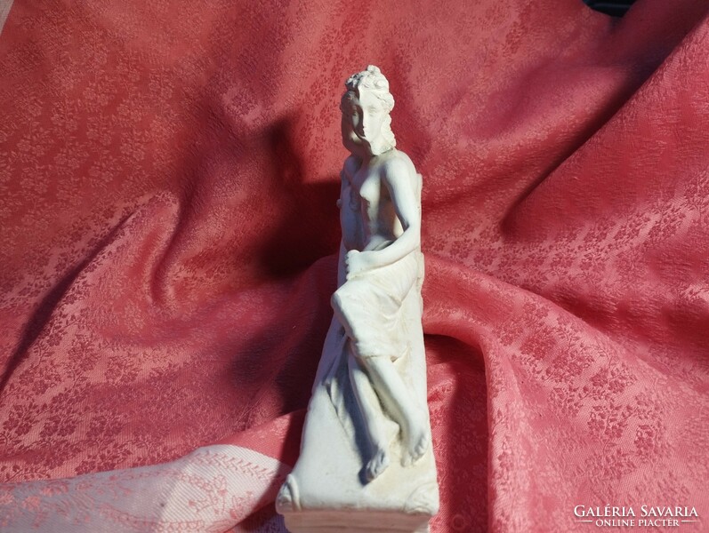 Vénusz Victrix, szófán pihenő női akt, alabástrom szobor