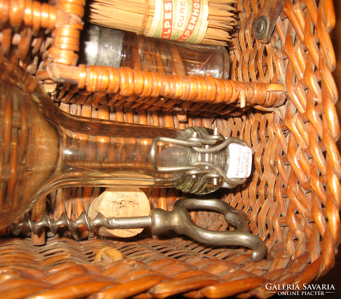 A real rarity! Antique turn of the century picnic basket