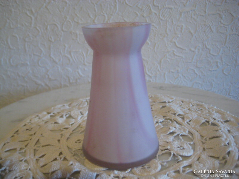 Antik ,  rózsaszínű erezett  szép  homok színű üveg  kis váza ,   5,5 x 8,5 cm