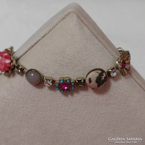 An interesting bracelet, a very showy piece!