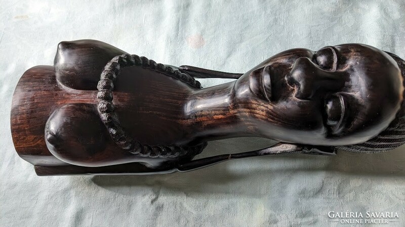 Mői bust made of ebony black African woman ideal