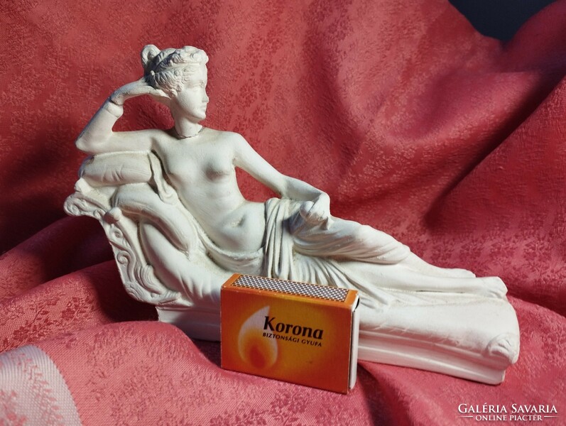 Vénusz Victrix, szófán pihenő női akt, alabástrom szobor