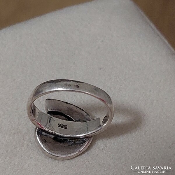 925 - ös ezüst gyűrű !Hibàtlan àllapotban !Különleges formàjú !markazít kővekkel !