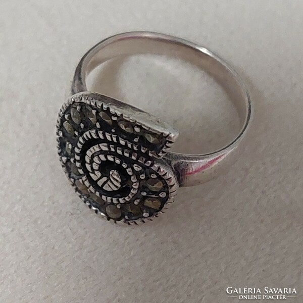 925 - ös ezüst gyűrű !Hibàtlan àllapotban !Különleges formàjú !markazít kővekkel !