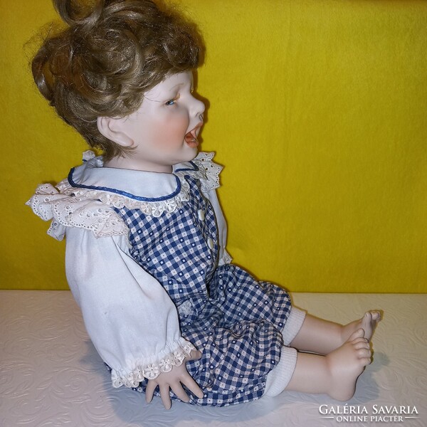 "Benny", jelzett, sorszámozott porcelán, síró, fiúbaba. Vintage baba.