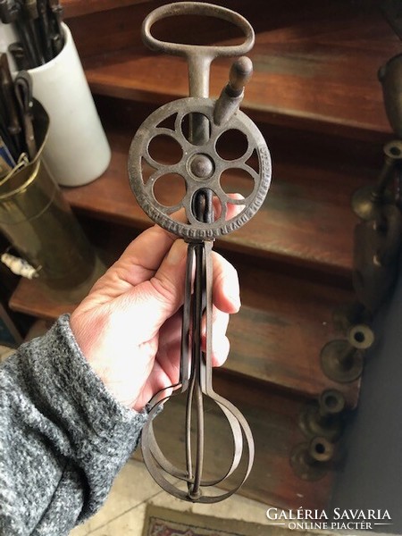 XX. Bronze whisk from the beginning of the century, 21 cm long.