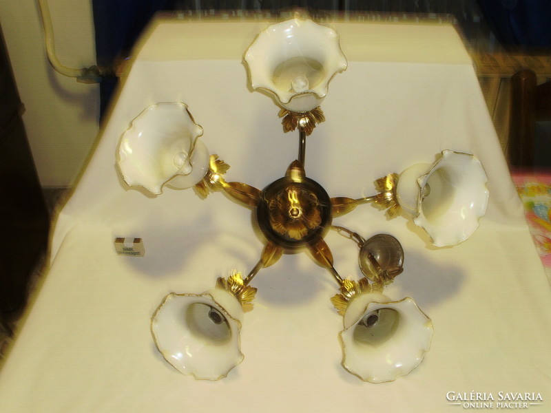 Vintage csillár öt kehely alakú búrával, aranyozott fém részekkel