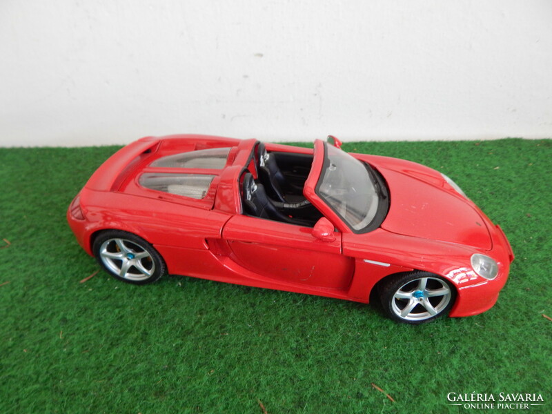 The children's play sports car shown in the picture is in beautiful, excellent condition, 25 cm long,,