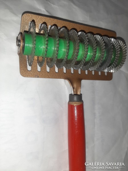 Retro pasta cutter