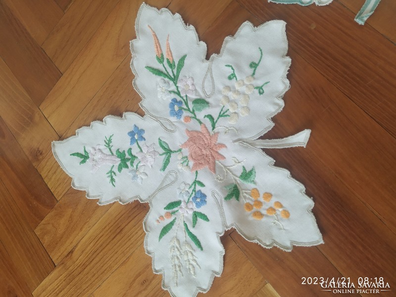 Embroidered leaf-shaped small table decoration, sold in running pairs!