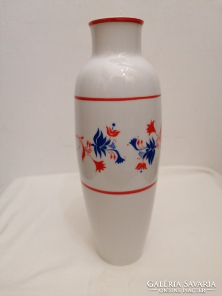 A porcelain vase from Hóllóháza with a rare pattern