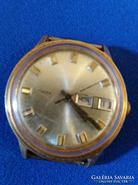 Old timex date display men's mechanical watch works without a strap as shown in the pictures