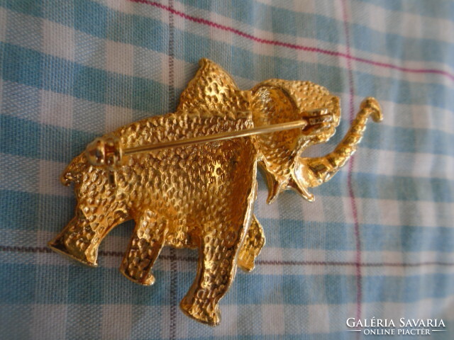 Old brooch in good condition. Also an excellent gift. An elephant that brings good luck because the clock is facing up