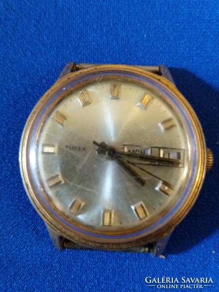 Old timex date display men's mechanical watch works without a strap as shown in the pictures