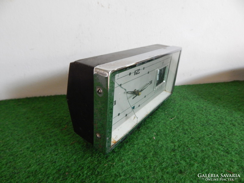Art deco wind-up clock, 20 x 10 cm, in the condition shown in the picture, I don't know if it works!