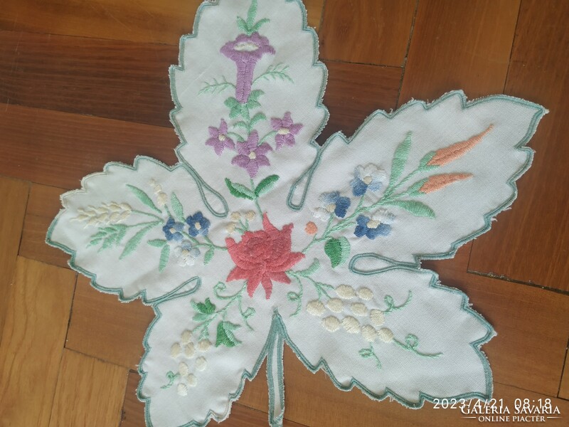 Embroidered leaf-shaped small table decoration, sold in running pairs!