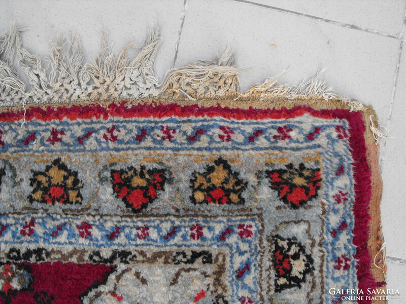 Régi, antik szőnyeg, kézi, vastag, mérete 148 x 103 cm rojtok nélkül