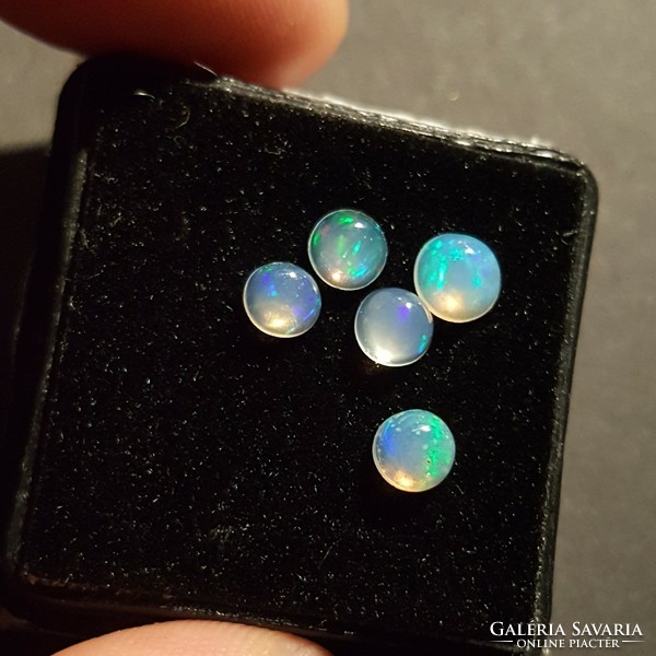 Natural Ethiopian opal on cabochon 4 mm, welo opal