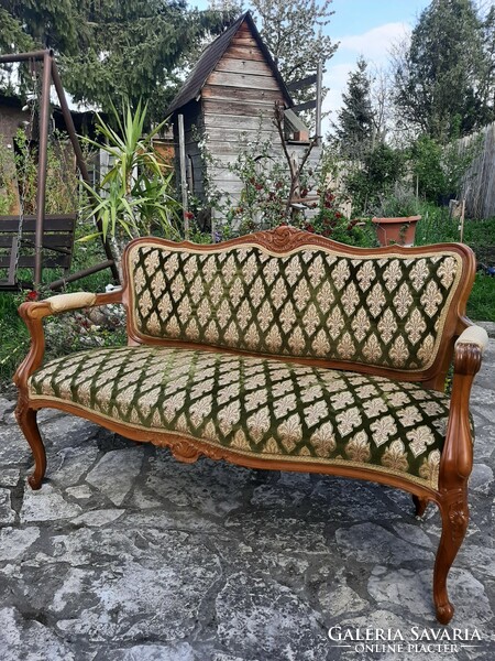 Gyönyörű barokk kézi faragásokkal díszített kanapé