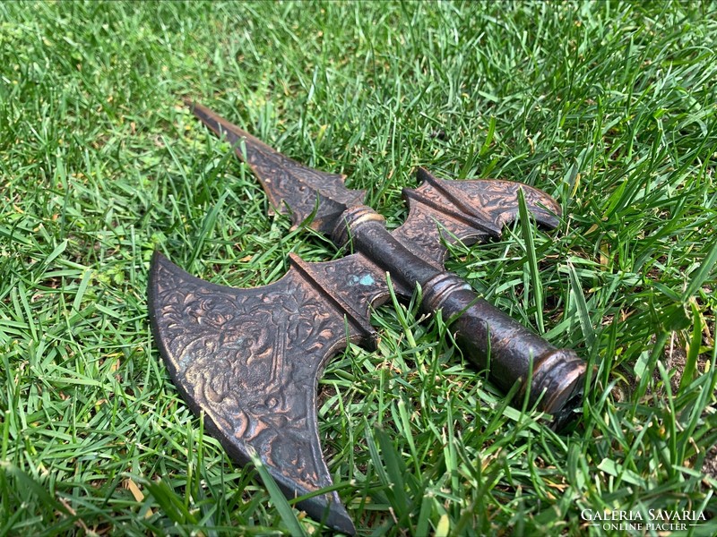 Large and heavy threaded copper halberd, 29 cm. 711 G.